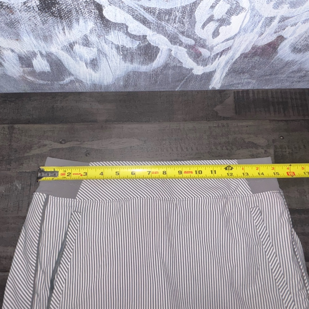 Athleta Brooklyn Textured 16” Skirt Skort, Gray White Stripe, Size 4 - Picture 8 of 9